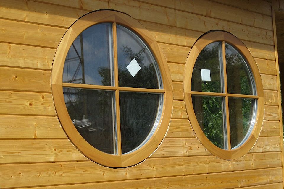 Круглые деревянные окна